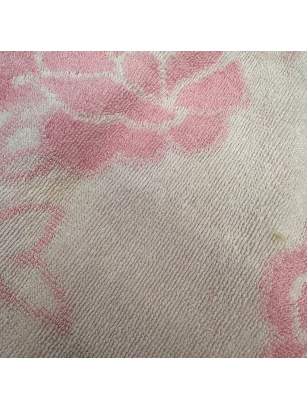 Vintage Pink Rose Sculpted Bath Towel Floral Fringed Edges Mid Century Retro